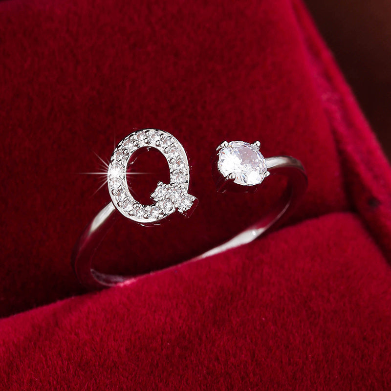 Nova – Moderner offener Ring mit Buchstaben und Zirkonia