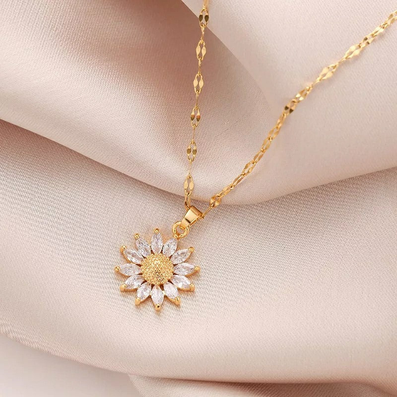 Jennie – Kette mit Kristall-Sonnenblume und goldfarbener Oberfläche