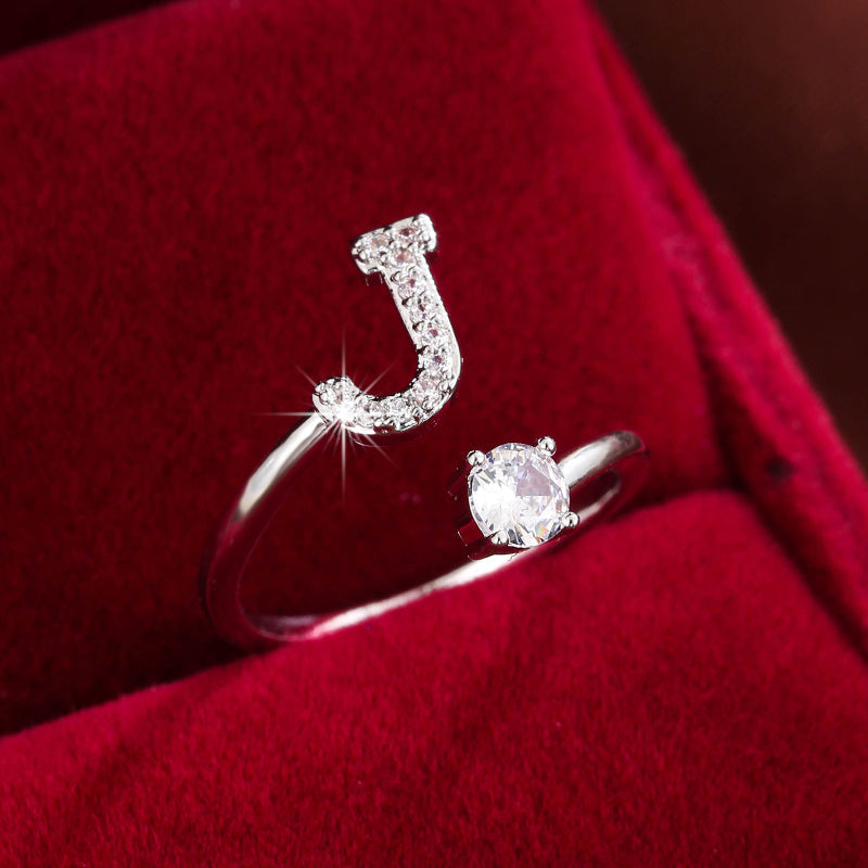 Nova – Moderner offener Ring mit Buchstaben und Zirkonia