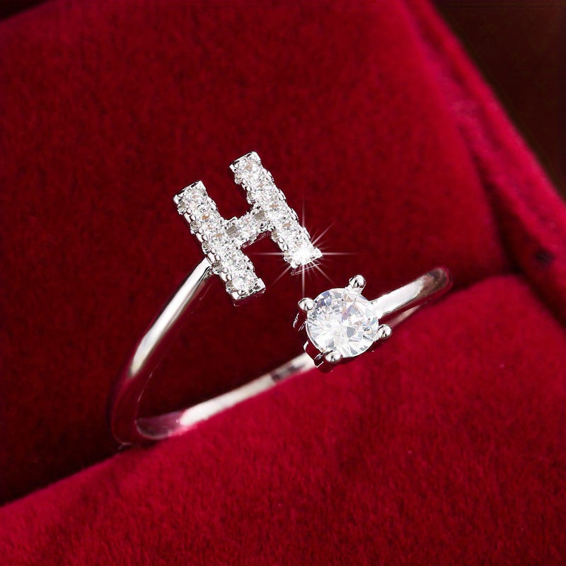 Nova – Moderner offener Ring mit Buchstaben und Zirkonia