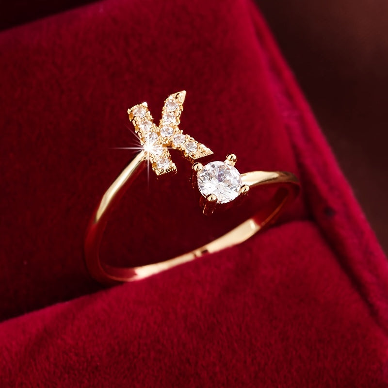 Nova – Moderner offener Ring mit Buchstaben und Zirkonia