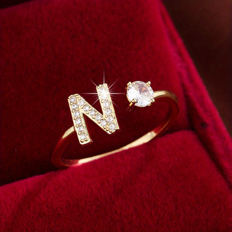 Nova – Moderner offener Ring mit Buchstaben und Zirkonia