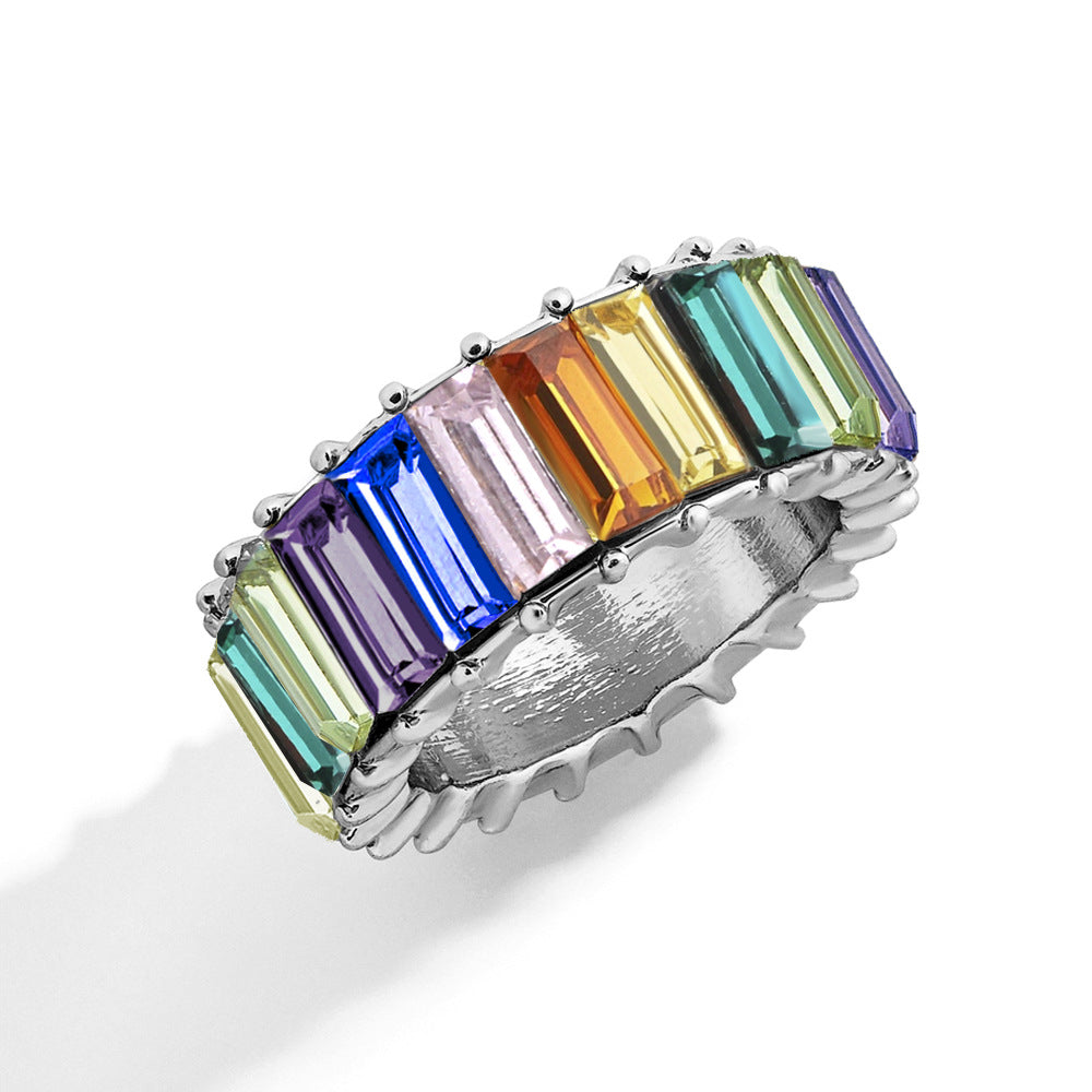 Naya – Zeitgemäßer geometrischer Ring aus farbigem Metall