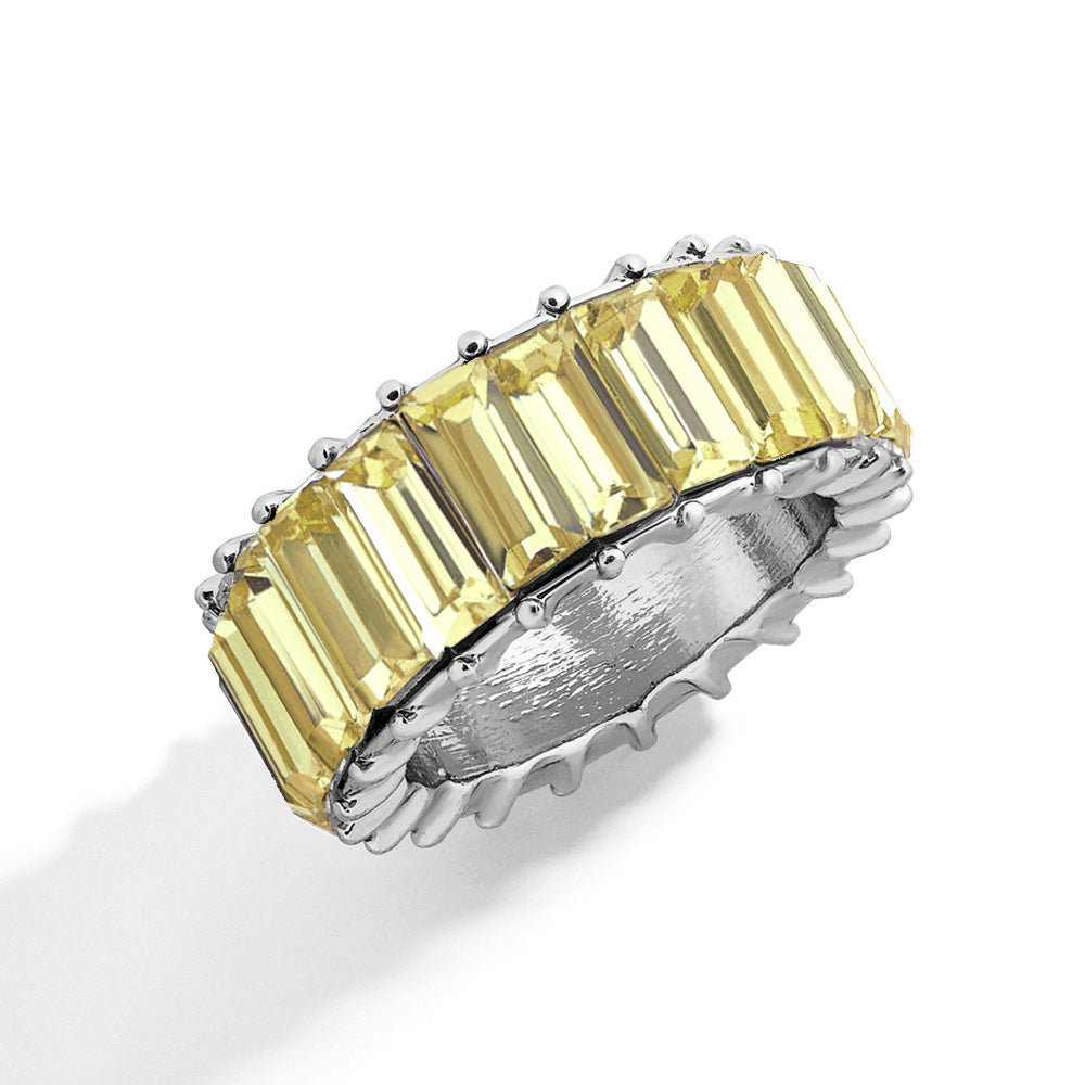 Naya – Zeitgemäßer geometrischer Ring aus farbigem Metall