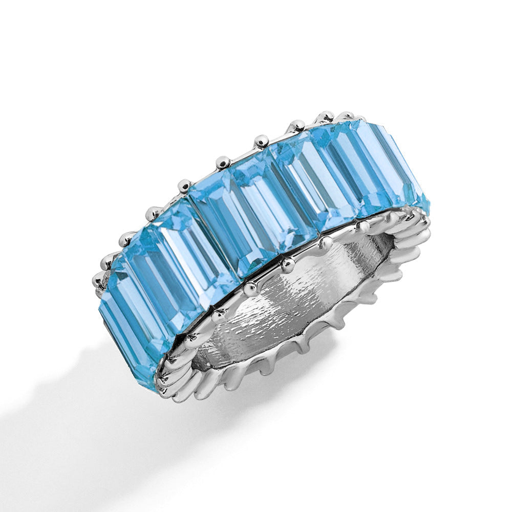 Naya – Zeitgemäßer geometrischer Ring aus farbigem Metall