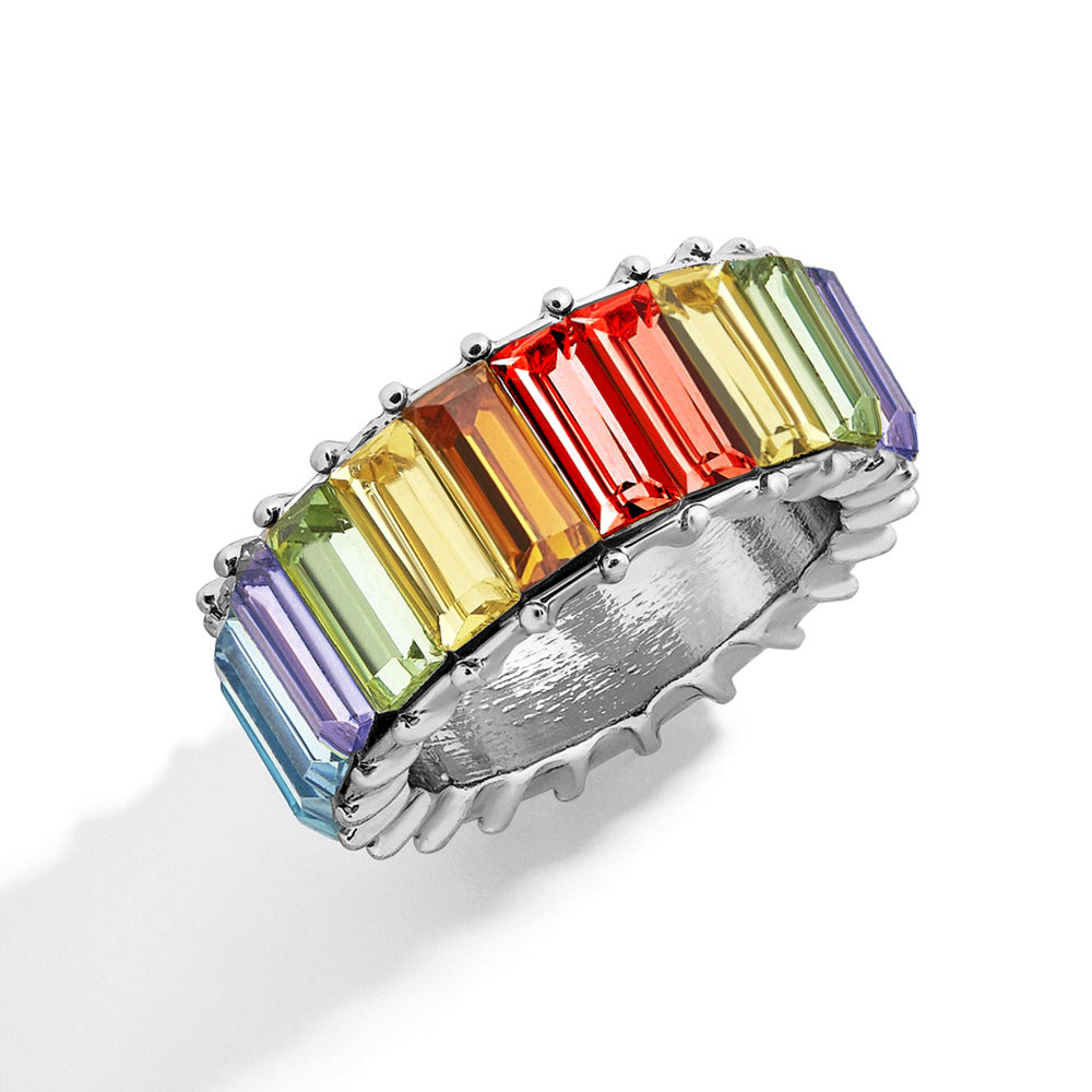 Naya – Zeitgemäßer geometrischer Ring aus farbigem Metall