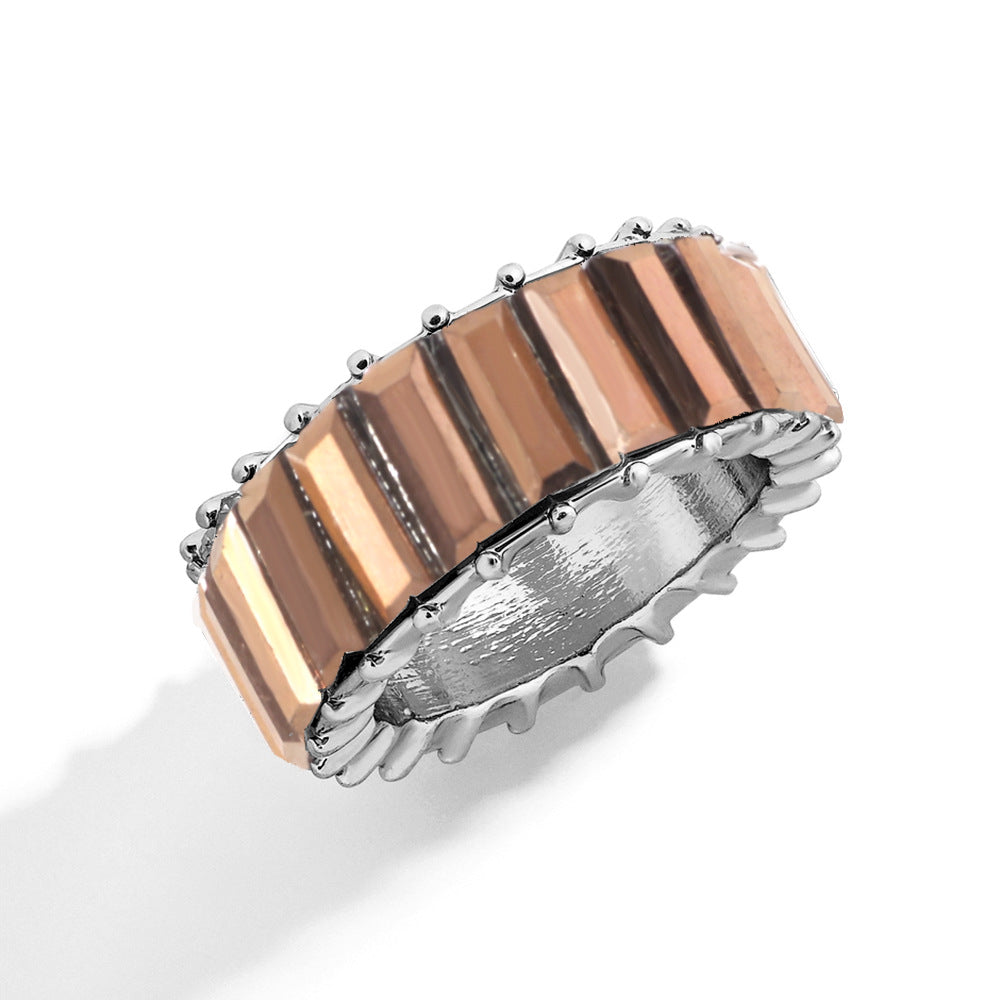 Naya – Zeitgemäßer geometrischer Ring aus farbigem Metall