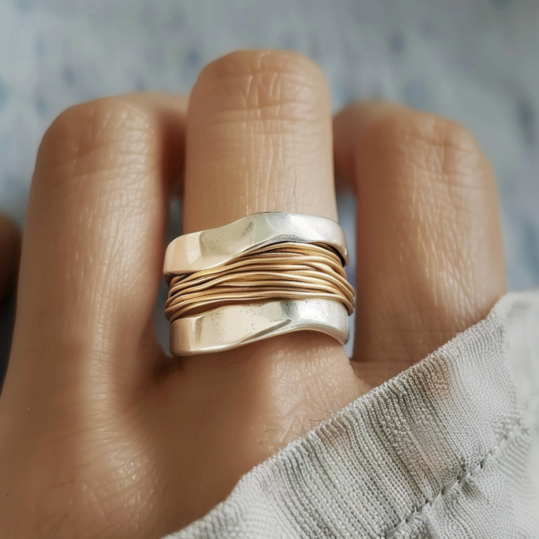 Thalia – Silberring mit geflochtenen Goldfäden