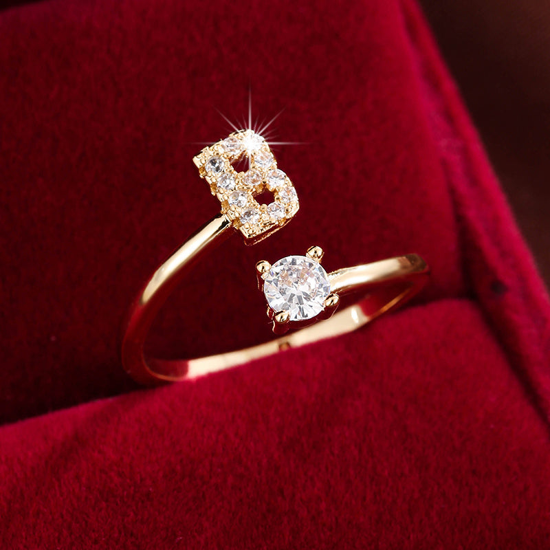 Nova – Moderner offener Ring mit Buchstaben und Zirkonia