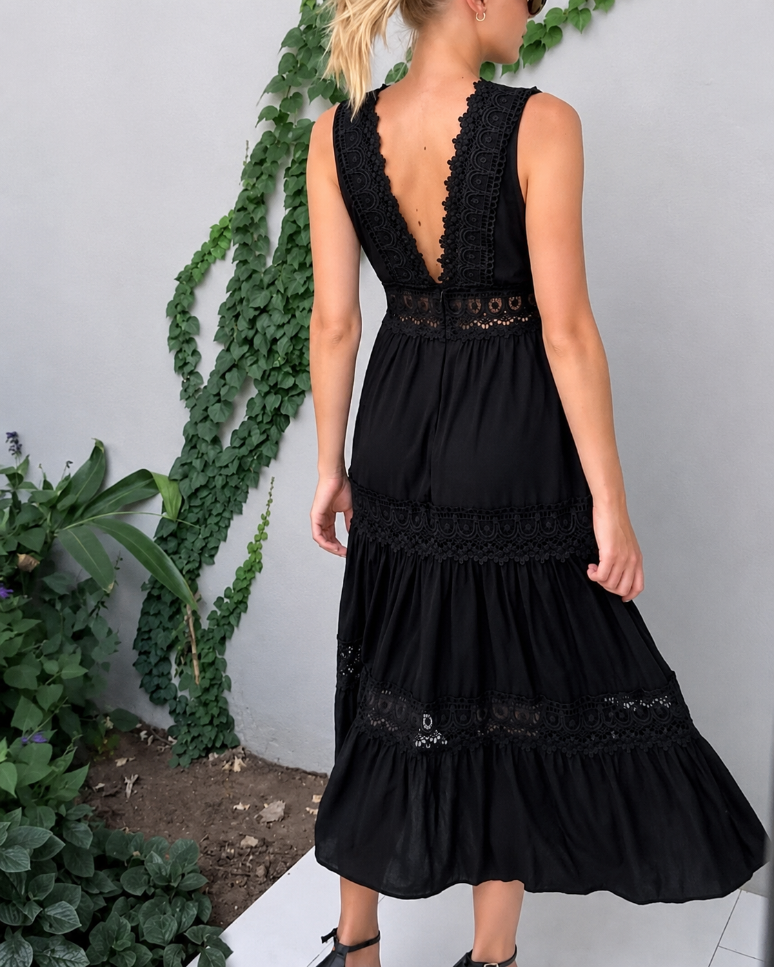 Shaquira - Elegantes Kleid mit V-Ausschnitt