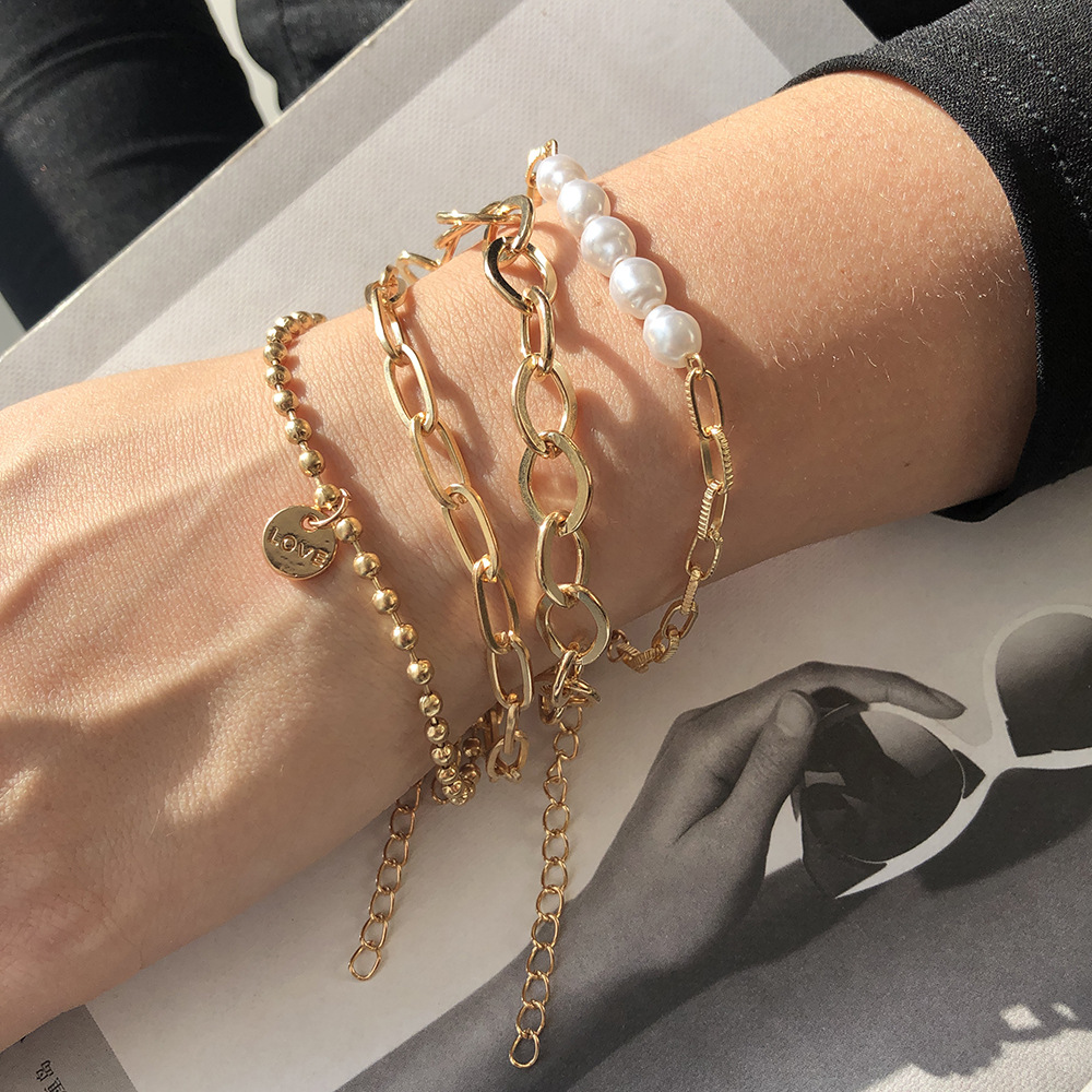 Dreiteiliges Set mit goldenen Perlenarmbändern - umfangreiches Kettenset