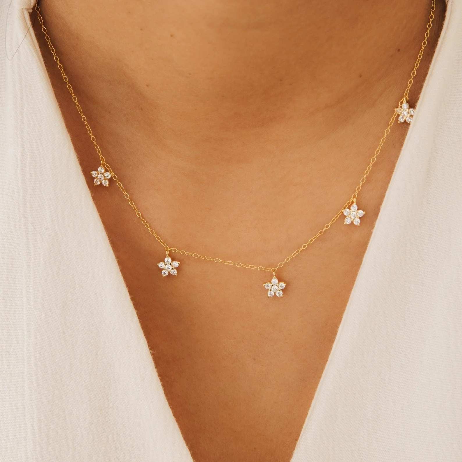 Halskette mit filigranen Diamantblüten