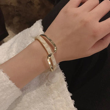 Wellenarmband mit Perlenakzenten - 18K vergoldetes Armband