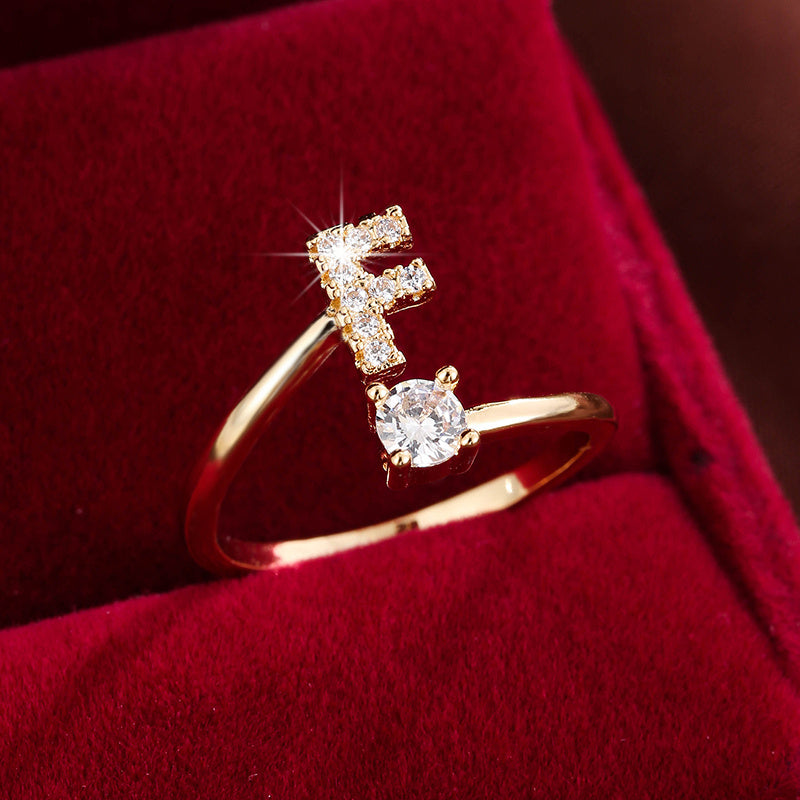 Nova – Moderner offener Ring mit Buchstaben und Zirkonia