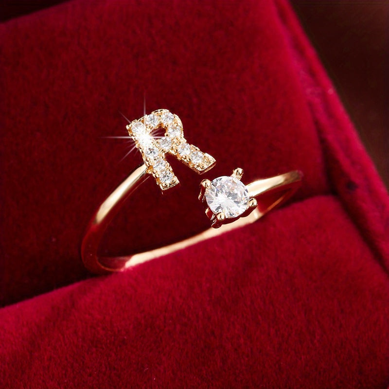 Nova – Moderner offener Ring mit Buchstaben und Zirkonia
