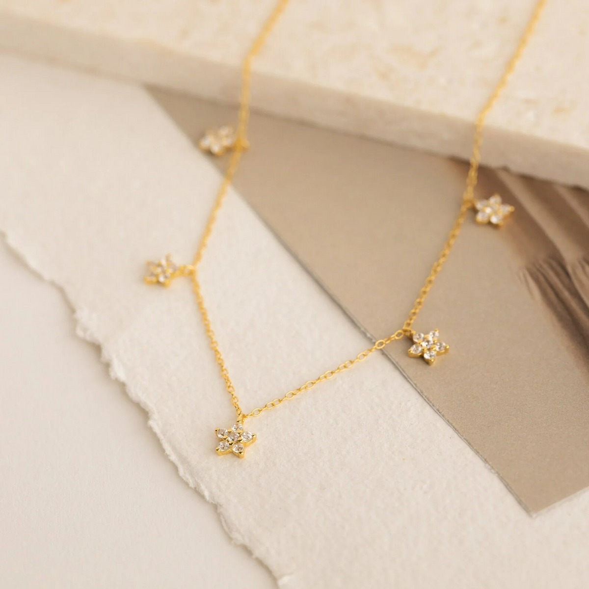 Halskette mit filigranen Diamantblüten