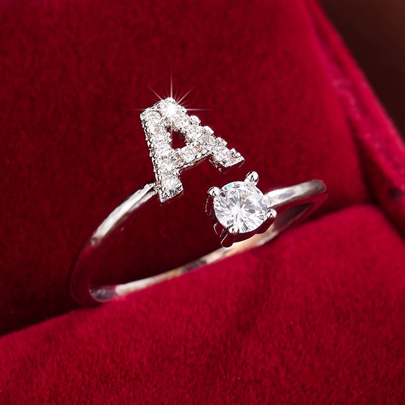 Nova – Moderner offener Ring mit Buchstaben und Zirkonia