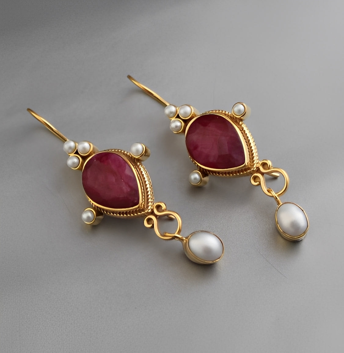 Soline – elegante Ohrringe mit Perle und Rubin