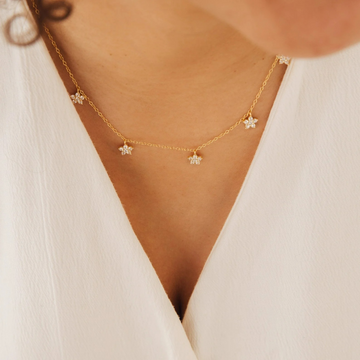 Halskette mit filigranen Diamantblüten