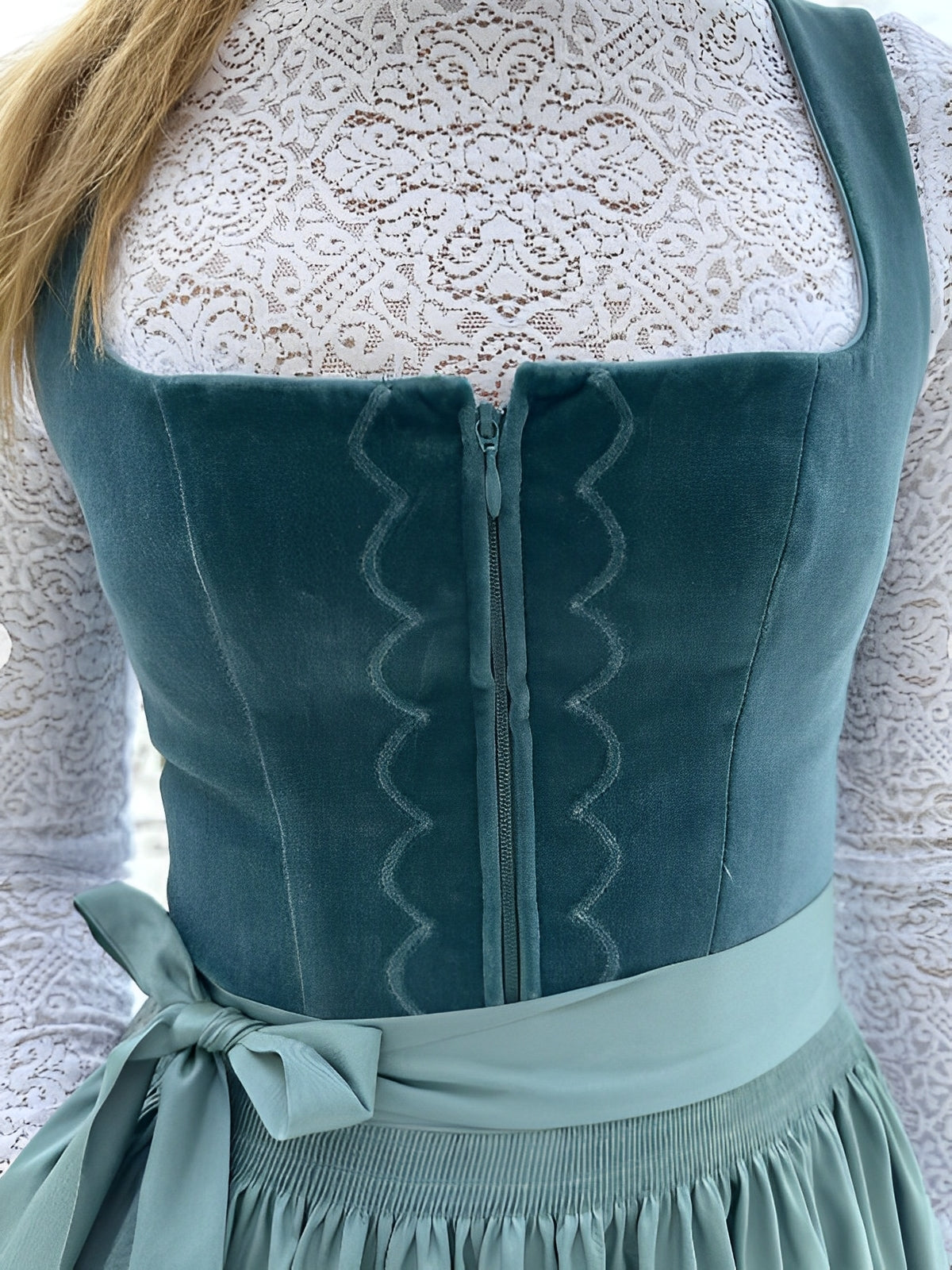 Muriel – Traditionelles Kleid für Frauen