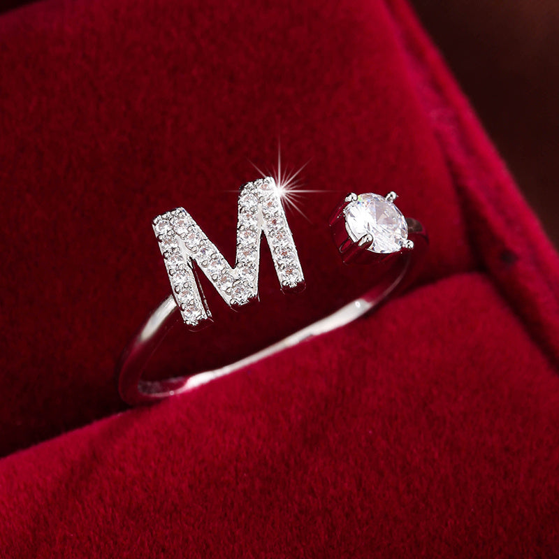Nova – Moderner offener Ring mit Buchstaben und Zirkonia