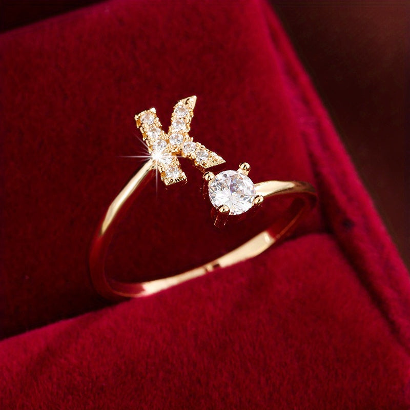 Nova – Moderner offener Ring mit Buchstaben und Zirkonia