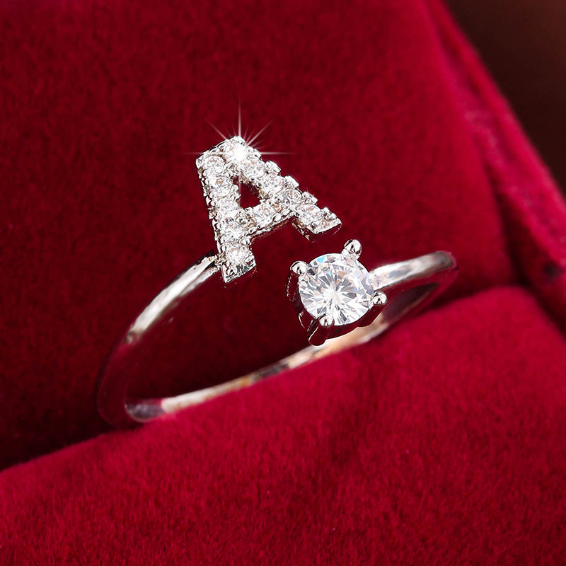 Nova – Moderner offener Ring mit Buchstaben und Zirkonia