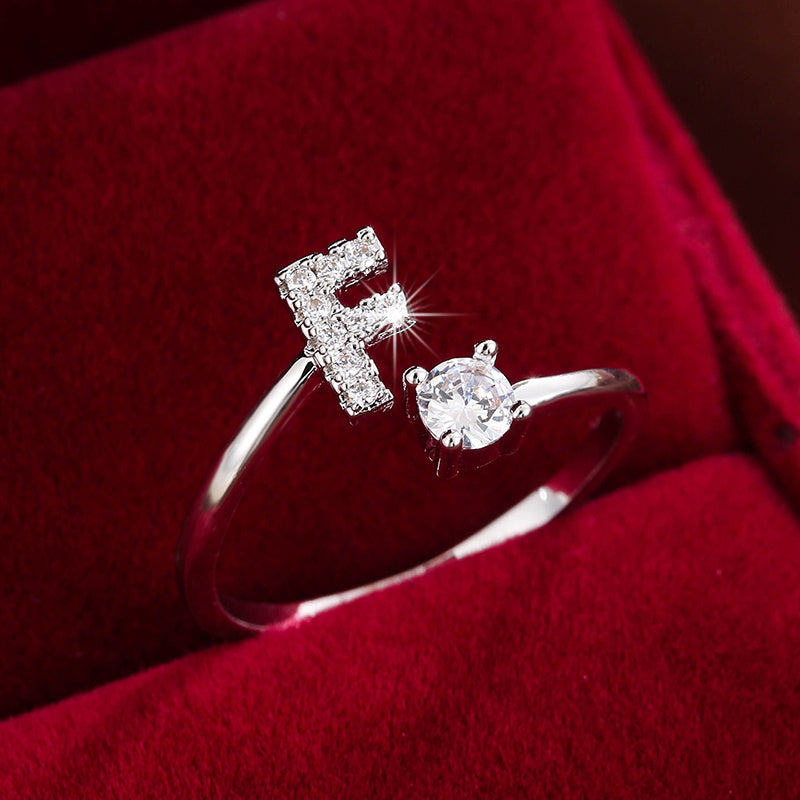 Nova – Moderner offener Ring mit Buchstaben und Zirkonia