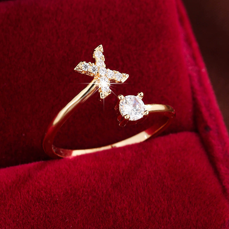 Nova – Moderner offener Ring mit Buchstaben und Zirkonia