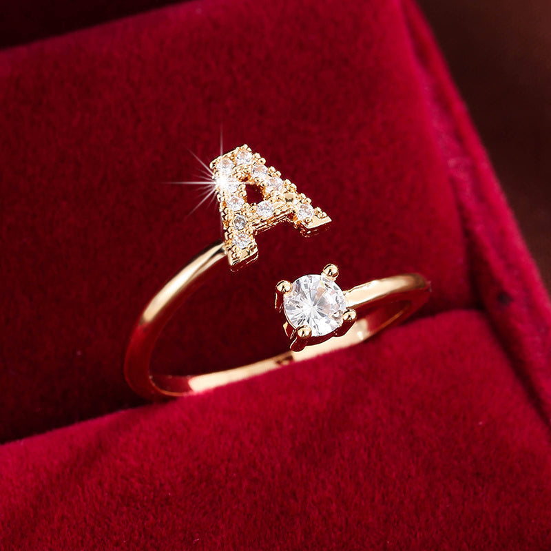 Nova – Moderner offener Ring mit Buchstaben und Zirkonia
