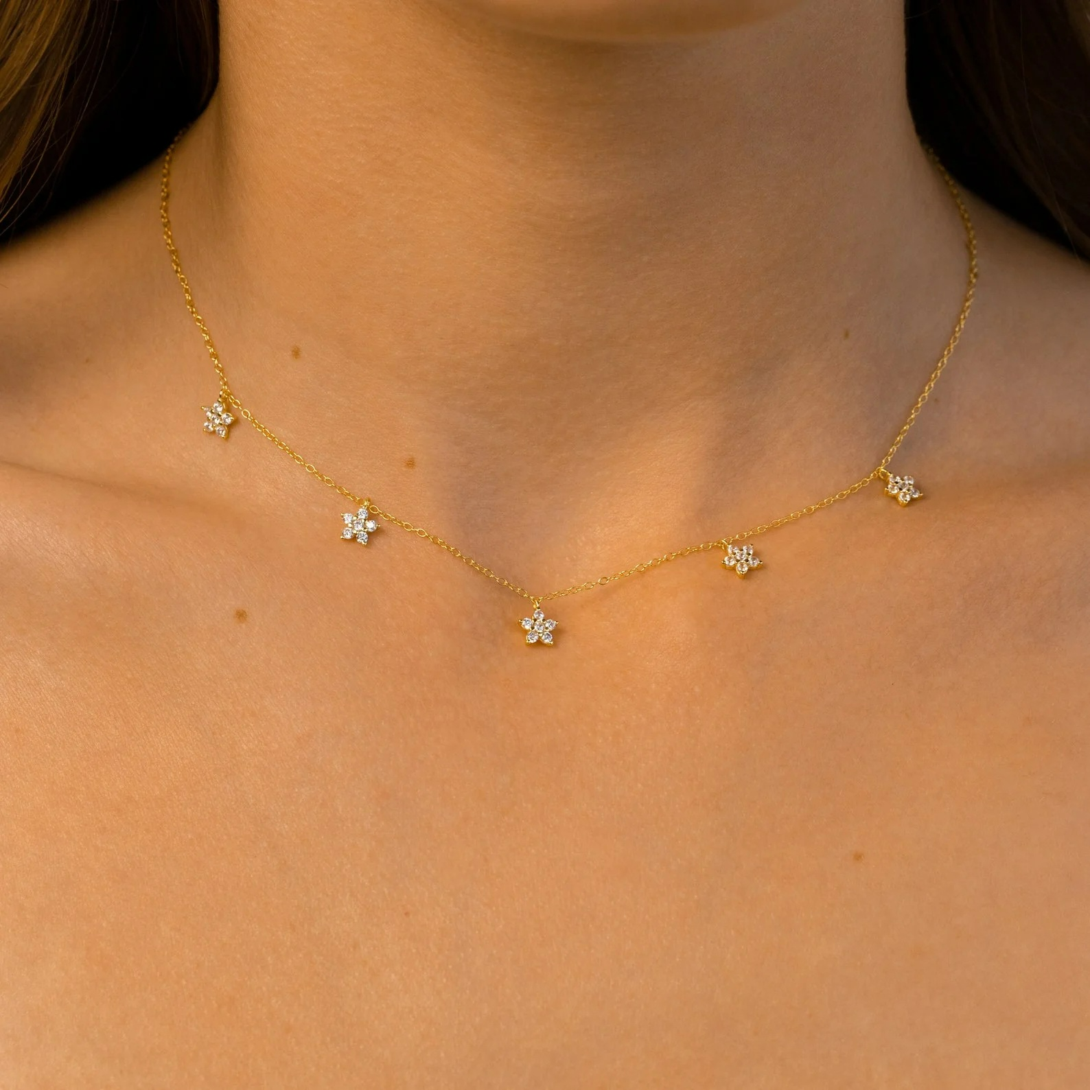 Halskette mit filigranen Diamantblüten