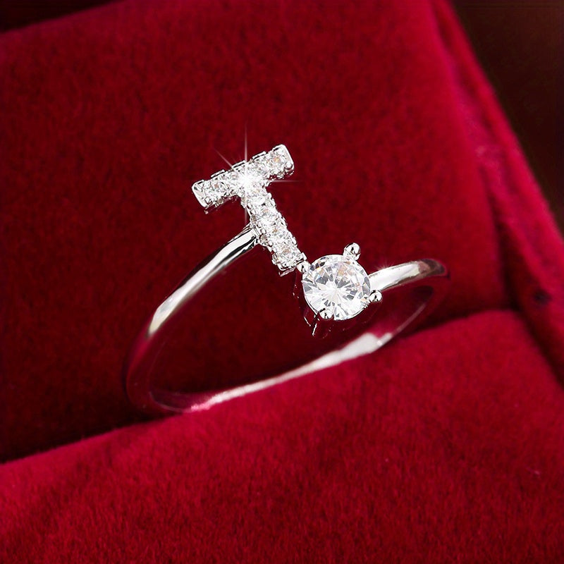 Nova – Moderner offener Ring mit Buchstaben und Zirkonia