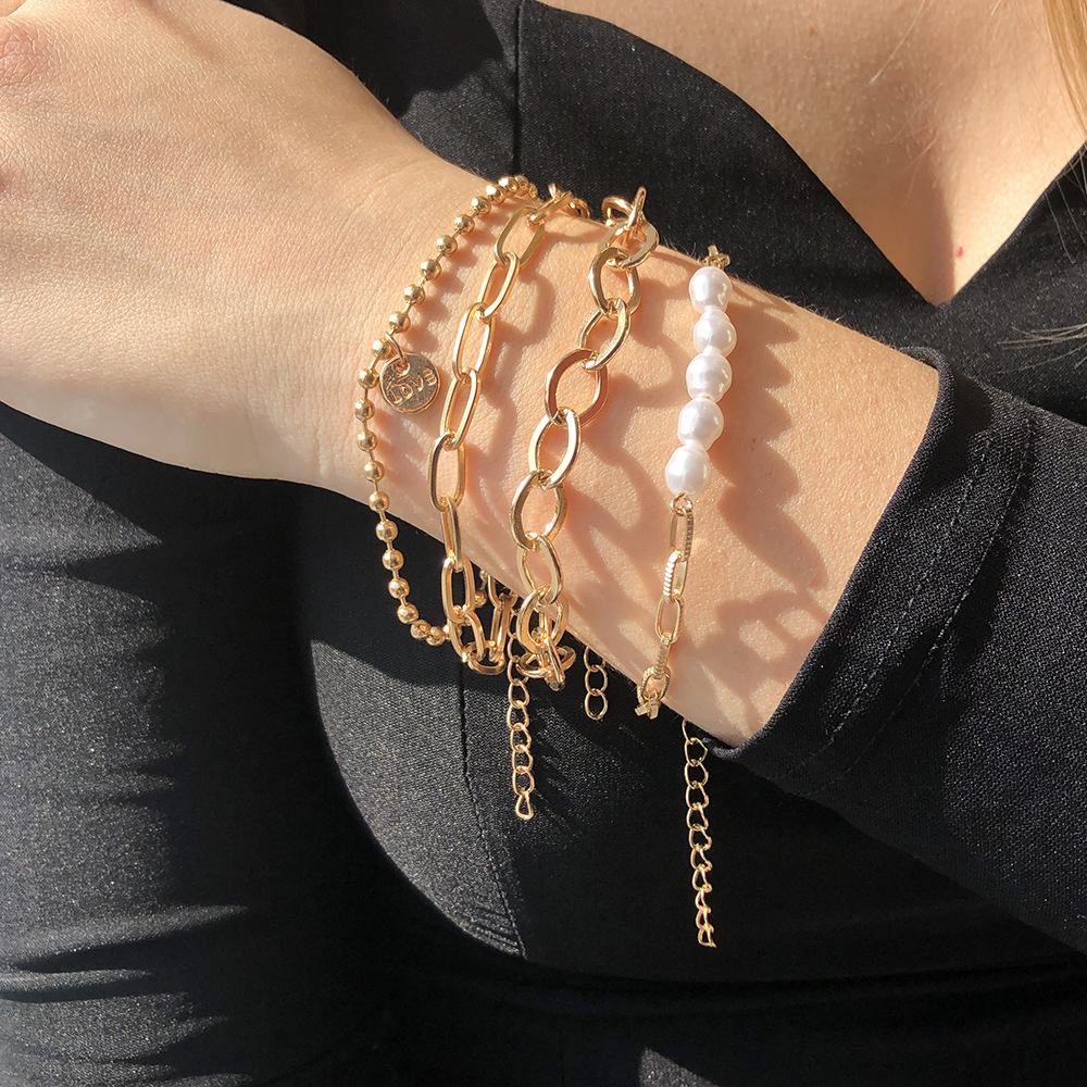 Dreiteiliges Set mit goldenen Perlenarmbändern - umfangreiches Kettenset