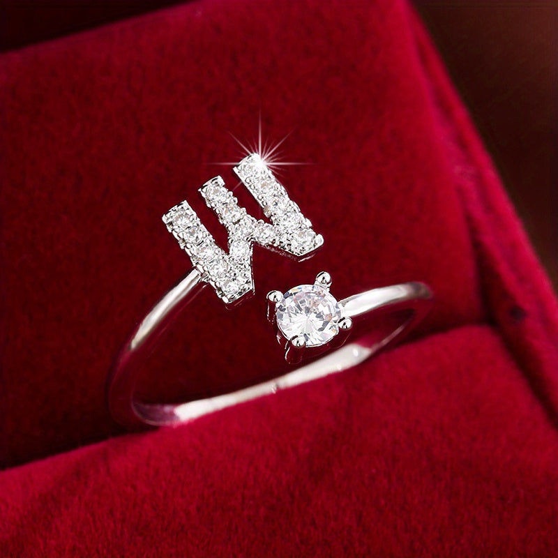 Nova – Moderner offener Ring mit Buchstaben und Zirkonia