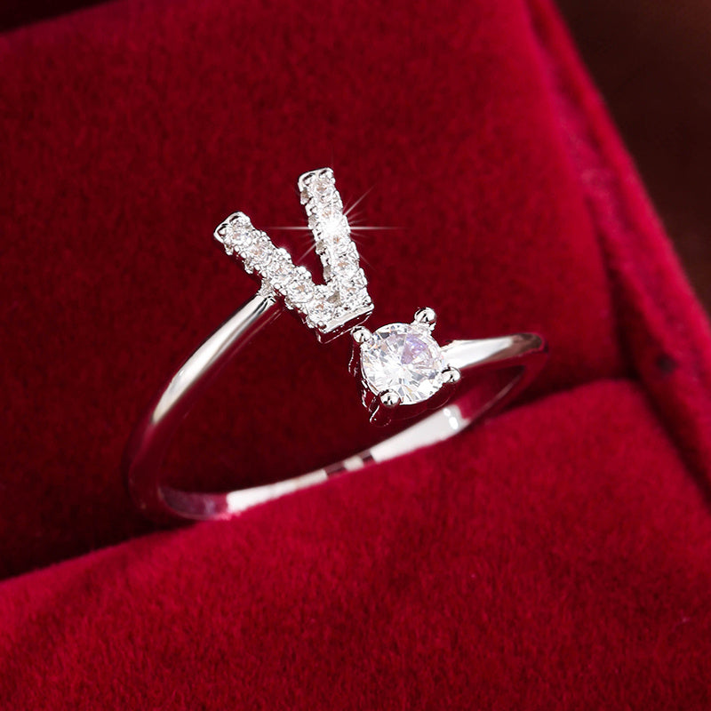 Nova – Moderner offener Ring mit Buchstaben und Zirkonia