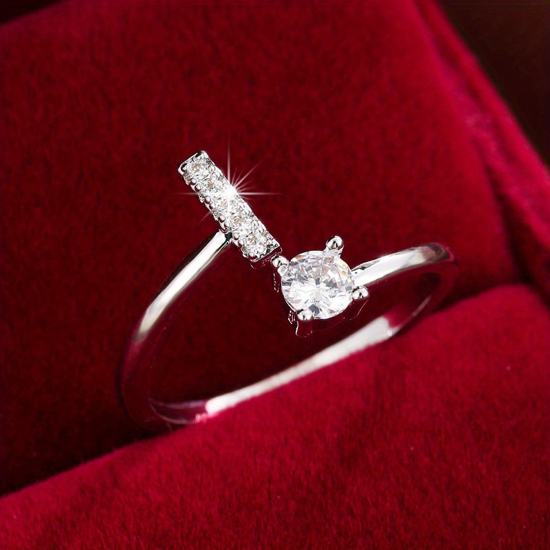 Nova – Moderner offener Ring mit Buchstaben und Zirkonia