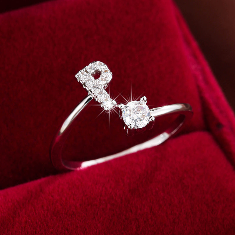 Nova – Moderner offener Ring mit Buchstaben und Zirkonia
