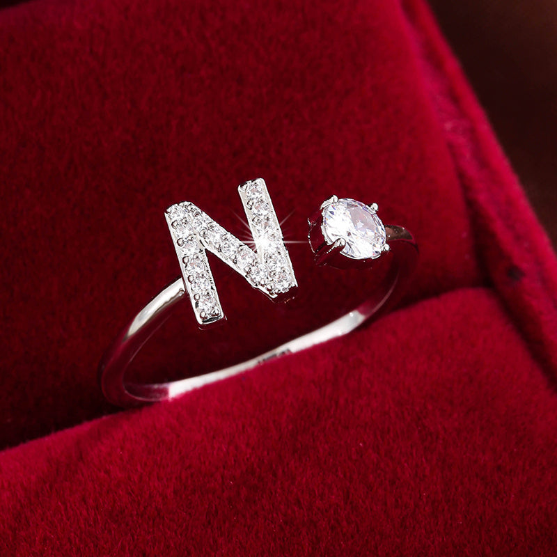 Nova – Moderner offener Ring mit Buchstaben und Zirkonia