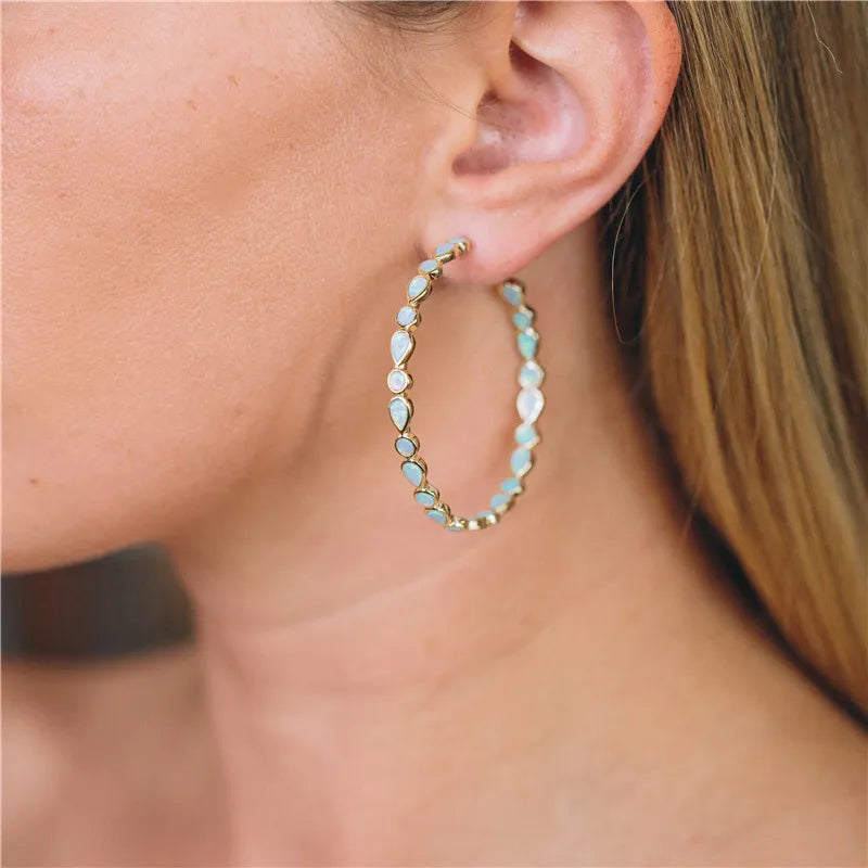 Leuchtende Eleganz - Ohrringe mit blauem Opal und Gold