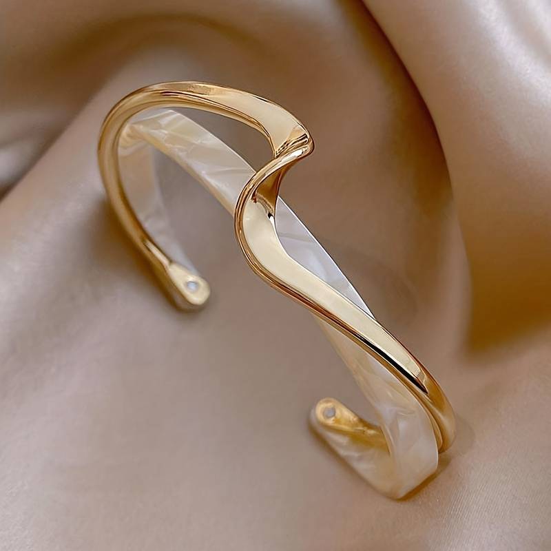 Wellenarmband mit Perlenakzenten - 18K vergoldetes Armband