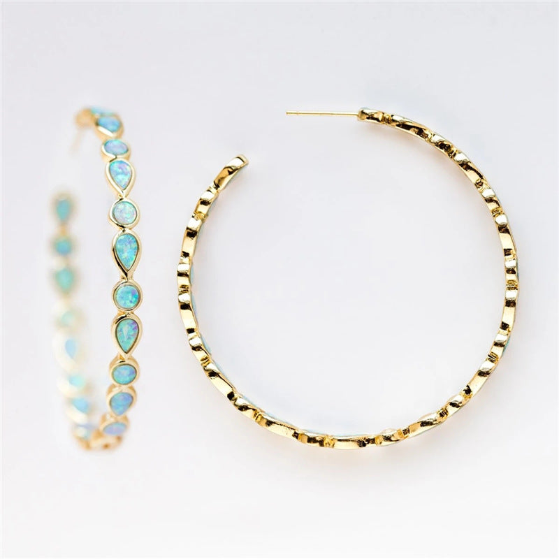 Leuchtende Eleganz - Ohrringe mit blauem Opal und Gold