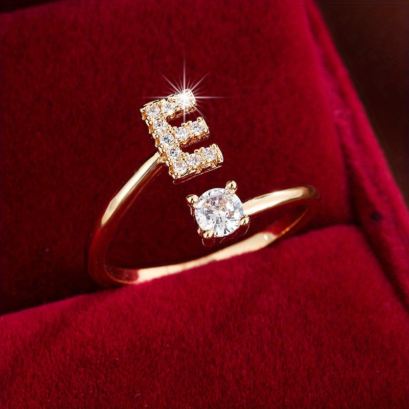 Nova – Moderner offener Ring mit Buchstaben und Zirkonia