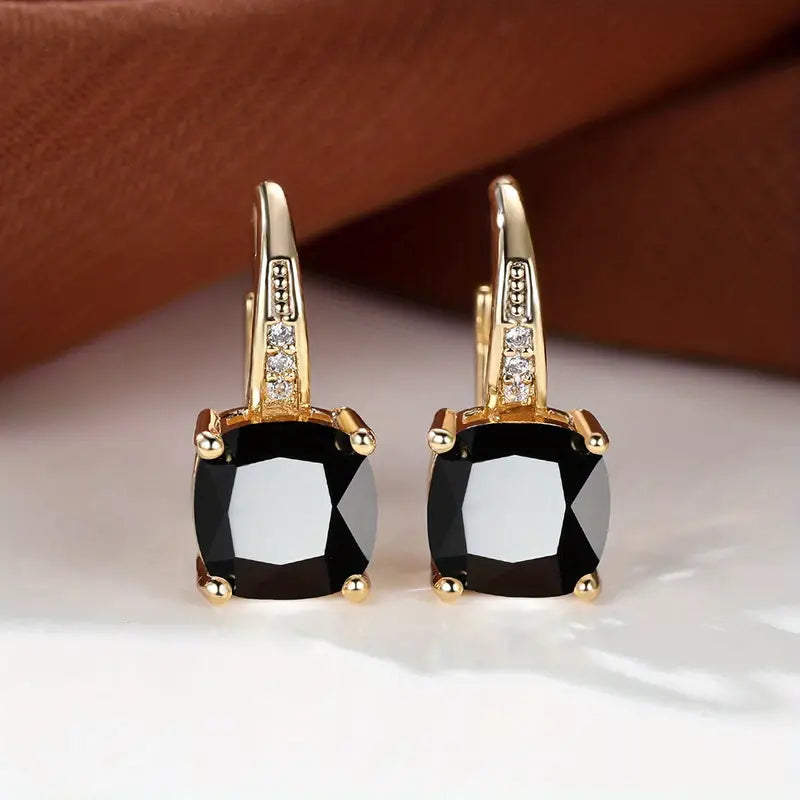 Claudine – Goldene Hoops mit geheimnisvollem Saphir