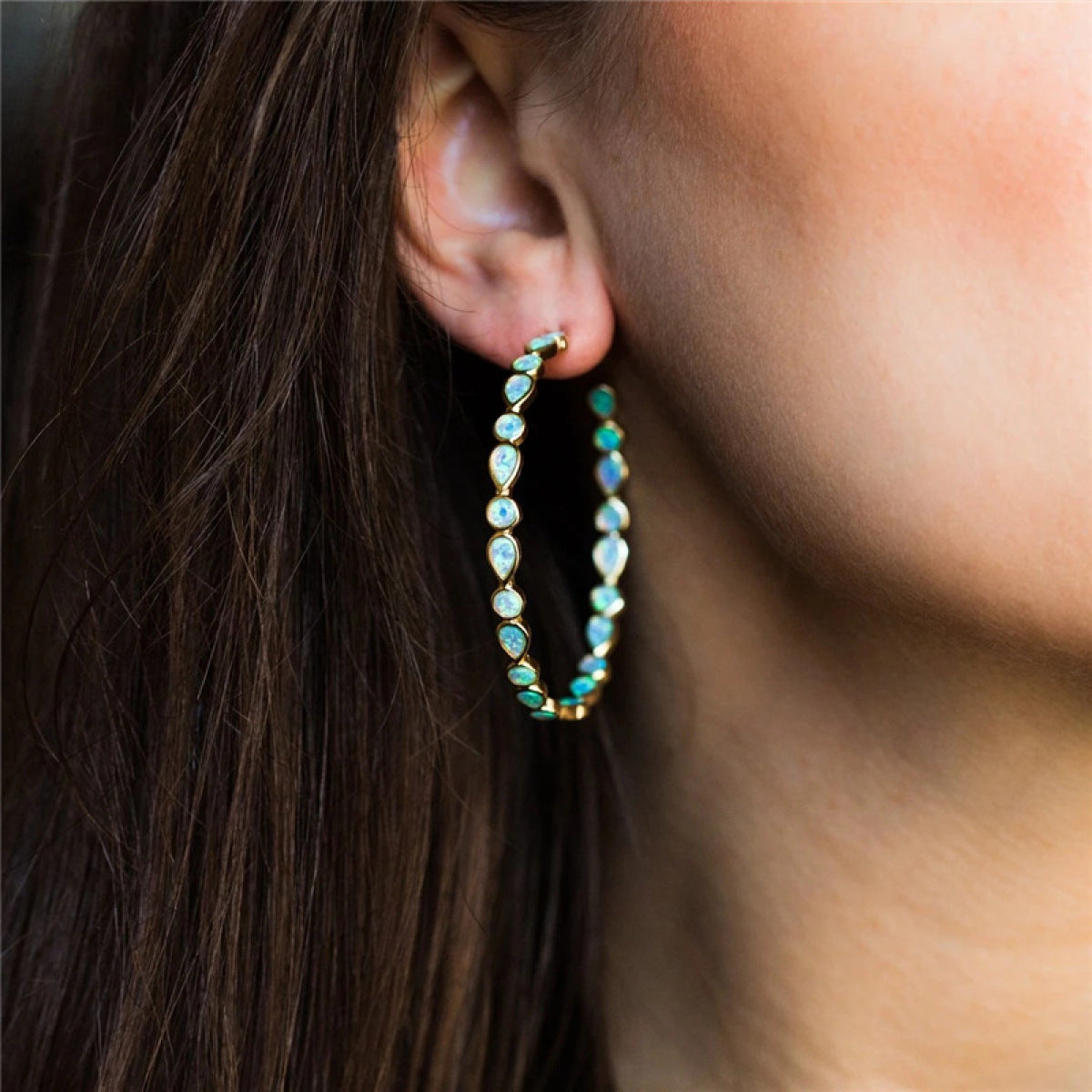 Leuchtende Eleganz - Ohrringe mit blauem Opal und Gold