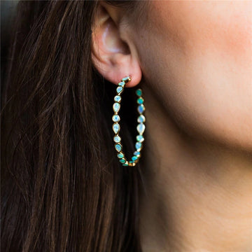 Leuchtende Eleganz - Ohrringe mit blauem Opal und Gold