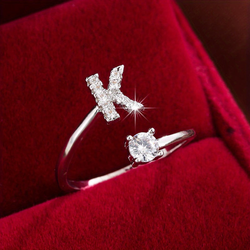 Nova – Moderner offener Ring mit Buchstaben und Zirkonia
