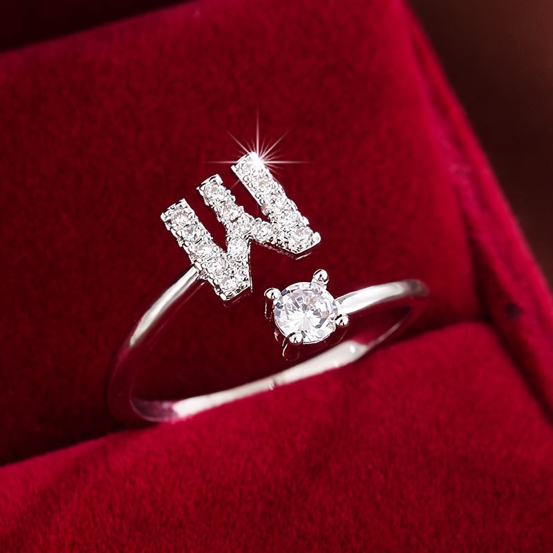 Nova – Moderner offener Ring mit Buchstaben und Zirkonia
