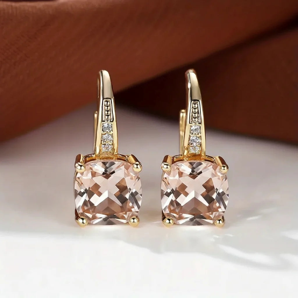 Claudine – Goldene Hoops mit geheimnisvollem Saphir