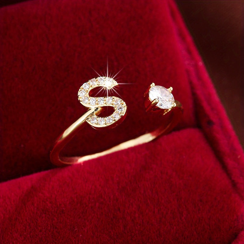 Nova – Moderner offener Ring mit Buchstaben und Zirkonia