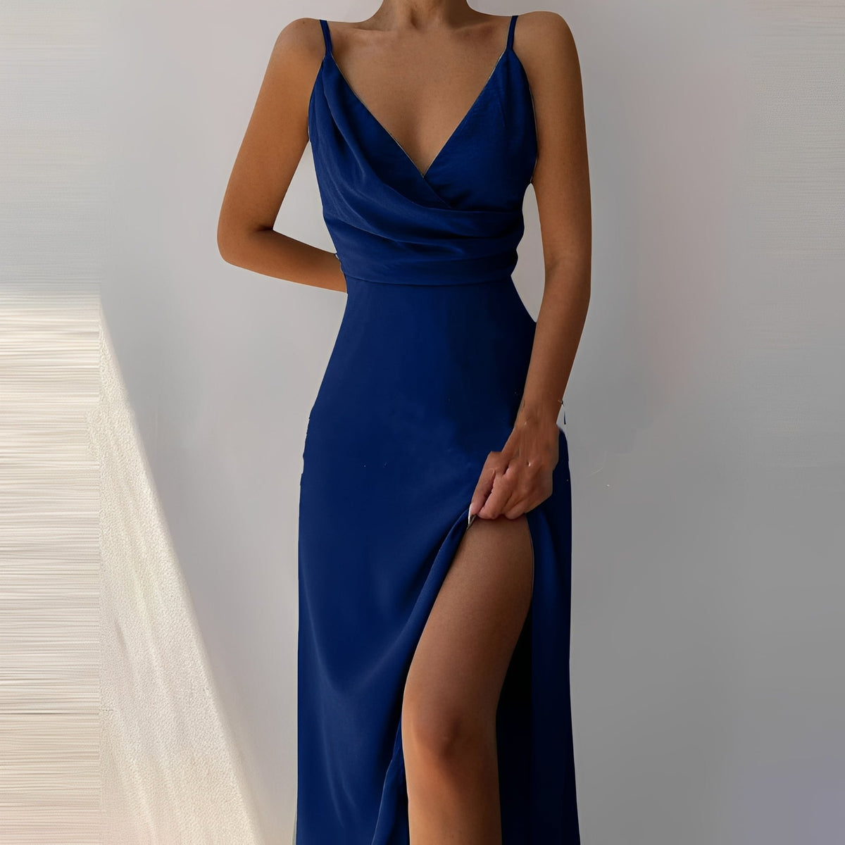 Angela - Elegantes Kleid mit Trägern und Schlitz für Frauen